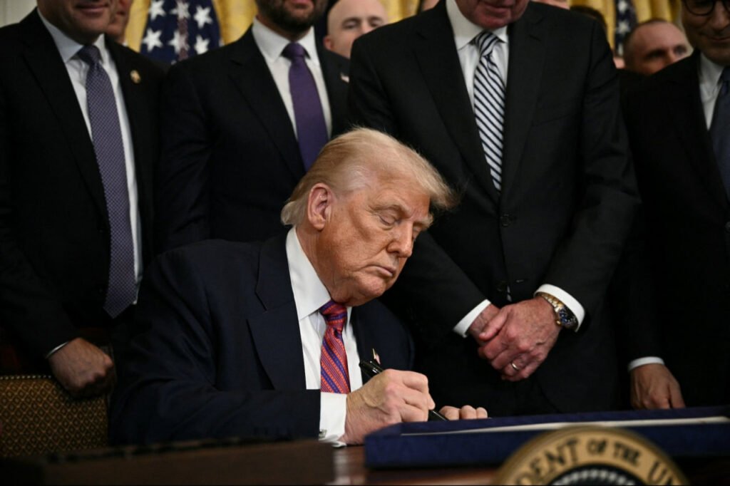 trump-genius-act-1024x682-1 امضای قانون توسط ترامپ